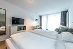 Wohn-Schlafbereich mit Doppelbett und TV - Apartmentvilla Anna See 1-18 - Top-Hundeurlaub