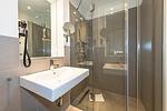 Badezimmer mit Dusche, Waschtisch und Spiegel - Apartmentvilla Anna See 1-18 - Top-Hundeurlaub