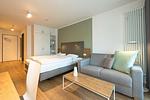 Wohn-Schlafbereich mit Couch und Doppelbett - Apartmentvilla Anna See 2-06 - Top-Hundeurlaub