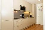 Küchenzeile mit Mikrowelle - Apartmentvilla Anna See 2-06 - Top-Hundeurlaub