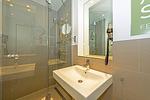 Badezimmer mit Dusche, Waschtisch, WC und Spiegel - Apartmentvilla Anna See 2-06 - Top-Hundeurlaub