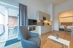 Wohn-Essbereich mit Küchenzeile und TV - Apartmentvilla Anna See 3-08 - Top-Hundeurlaub