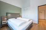 Schlafzimmer mit Kleiderschrank - Apartmentvilla Anna See 3-08 - Top-Hundeurlaub