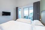 Schlafzimmer mit Zugang zum Balkon - Apartmentvilla Anna See 3-08 - Top-Hundeurlaub