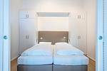 Schlafzimmer mit Boxspringbett und Kleiderschrank - Apartmentvilla Anna See 3-08 - Top-Hundeurlaub