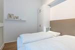 Schlafzimmer mit Boxspringbett und Kleiderschrank - Apartmentvilla Anna See 3-08 - Top-Hundeurlaub