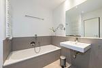 Badezimmer mit Badewanne und Waschtisch - Apartmentvilla Anna See 3-08 - Top-Hundeurlaub