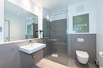 Badezimmer mit Dusche, WC, Waschtisch und Spiegel - Apartmentvilla Anna See 3-08 - Top-Hundeurlaub