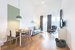 Wohnbereich mit Schafsofa und Esstisch - Apartmentvilla Anna See 3-09 - Top-Hundeurlaub