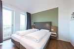 Schlafzimmer mit Boxspringbett - Apartmentvilla Anna See 3-09 - Top-Hundeurlaub