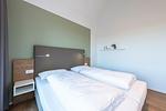 Schlafzimmer mit Boxspringbett - Apartmentvilla Anna See 3-09 - Top-Hundeurlaub