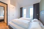Schlafzimmer mit Kleiderschrank - Apartmentvilla Anna See 3-09 - Top-Hundeurlaub