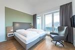 Schlafzimmer mit Zugang zum Balkon - Apartmentvilla Anna See 3-09 - Top-Hundeurlaub