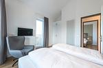 Schlafzimmer mit Boxspringbett und Kleiderschrank - Apartmentvilla Anna See 3-09 - Top-Hundeurlaub