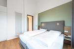 Schlafzimmer mit Boxspringbett - Apartmentvilla Anna See 3-09 - Top-Hundeurlaub