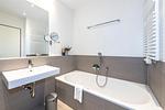Badezimmer mit Badewanne - Apartmentvilla Anna See 3-09 - Top-Hundeurlaub
