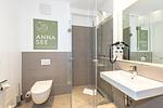 Badezimmer mit Dusche, Waschtisch, WC und Spiegel - Apartmentvilla Anna See 3-09 - Top-Hundeurlaub
