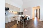 Wohn-Essbereich mit Esstisch, Sitzgelegenheiten und Küchenzeile - Apartmentvilla Anna See 3-13 - Top-Hundeurlaub