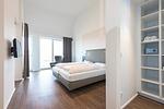 Schlafzimmer mit Boxspringbett - Apartmentvilla Anna See 3-13 - Top-Hundeurlaub