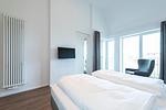Schlafzimmer mit TV - Apartmentvilla Anna See 3-13 - Top-Hundeurlaub