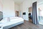 Schlafzimmer mit Zugang zum Balkon - Apartmentvilla Anna See 3-13 - Top-Hundeurlaub