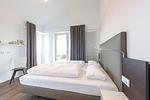 Schlafzimmer mit Boxspringbett - Apartmentvilla Anna See 3-13 - Top-Hundeurlaub