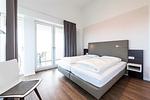 Schlafzimmer mit Zugang zum Balkon - Apartmentvilla Anna See 3-13 - Top-Hundeurlaub