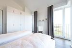 Schlafzimmer mit Boxspringbett und Kleiderschrank - Apartmentvilla Anna See 3-13 - Top-Hundeurlaub