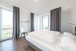 Schlafzimmer mit Zugang zum Balkon - Apartmentvilla Anna See 3-13 - Top-Hundeurlaub