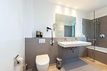 Badezimmer mit WC, Waschtisch und Spiegel - Apartmentvilla Anna See 3-13 - Top-Hundeurlaub