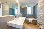 Badezimmer mit Badewanne - Apartmentvilla Anna See 3-13 - Top-Hundeurlaub