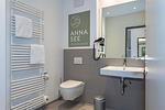 Badezimmer mit WC, Waschtisch und Spiegel - Apartmentvilla Anna See 3-13 - Top-Hundeurlaub