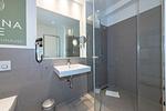 Badezimmer mit Dusche, Waschtisch, WC und Spiegel - Apartmentvilla Anna See 3-13 - Top-Hundeurlaub