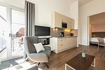 Wohn-Essbereich mit Küchenzeile und TV - Apartmentvilla Anna See 3-16 - Top-Hundeurlaub