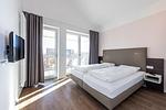 Schlafzimmer mit Zugang zum Balkon - Apartmentvilla Anna See 3-16 - Top-Hundeurlaub