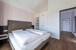 Schlafzimmer mit Boxspringbett - Apartmentvilla Anna See 3-16 - Top-Hundeurlaub