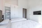 Schlafzimmer mit Kleiderschrank und TV - Apartmentvilla Anna See 3-16 - Top-Hundeurlaub
