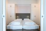 Schlafzimmer mit Boxspringbett und Kleiderschrank - Apartmentvilla Anna See 3-16 - Top-Hundeurlaub