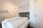 Schlafzimmer mit Boxspringbett und Kleiderschrank - Apartmentvilla Anna See 3-16 - Top-Hundeurlaub