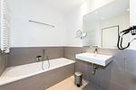 Badezimmer mit Badewanne - Apartmentvilla Anna See 3-16 - Top-Hundeurlaub