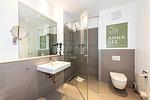 Badezimmer mit Dusche, WC, Waschtisch und Spiegel - Apartmentvilla Anna See 3-16 - Top-Hundeurlaub