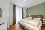 Schlafzimmer mit Doppelbett - Deichhäuser Anna Küste 1-10 - Top-Hundeurlaub