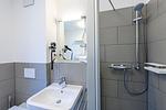 Badezimmer mit Waschtisch und Dusche - Deichhäuser Anna Küste 1-10 - Top-Hundeurlaub