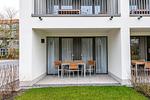 Terrasse mit Sitzgelegenheiten und Garten - Deichhäuser Anna Küste 1-10 - Top-Hundeurlaub
