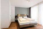 Schlafzimmer mit Doppelbett und Kleiderschrank - Deichhäuser Anna Küste 1-24 - Top-Hundeurlaub