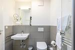 Badezimmer mit Waschtisch und WC - Deichhäuser Anna Küste 1-32 - Top-Hundeurlaub