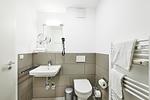 Badezimmer mit Waschtisch und WC - Deichhäuser Anna Küste 2-22 - Top-Hundeurlaub