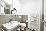 Badezimmer mit Waschtisch und WC - Deichhäuser Anna Küste 2-22 - Top-Hundeurlaub