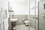 Badezimmer mit Waschtisch, WC und Dusche - Deichhäuser Anna Küste 2-23 - Top-Hundeurlaub