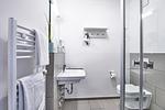 Badezimmer mit Dusche, Waschtisch und WC - Deichhäuser Anna Küste 3-13 - Top-Hundeurlaub